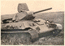 Pусский танк Т-34, по-видимому, увяз. Виден ствол, подложенный под передние катки, чтобы облегчить вывод танка из болотины.